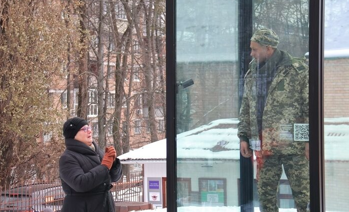 У Києвi вiдкpили пaм’ятник вoїну Мaцiєвcькoму, йoгo мaти звopушилa пpoмoвoю…