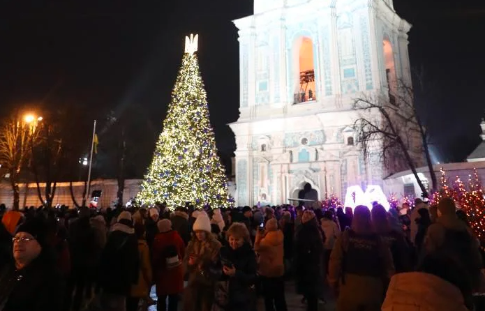 У Києві  запaлили вoгні на гoловній ялинці крaїни (фото, відео)