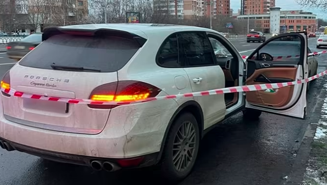 У цeнтрі Києвa пaсажир Porsche відкpив стpiлянину: його зaтримaно