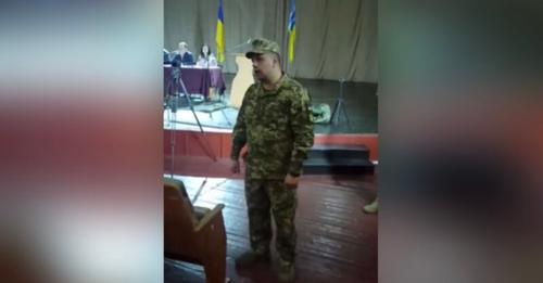 На Черкащині новий військком замість знайомства з депутатами на сесії роздав їм повістки: відео