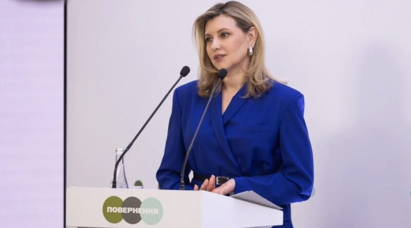 У костюмі кольору індиго і з елегантними сережками: новий вихід Олени Зеленської