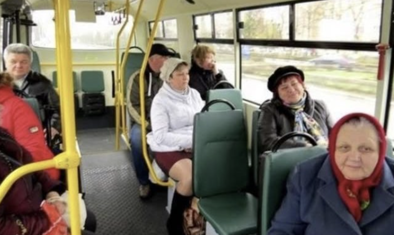 Львів Раптово у завповнену маршрутку, яка їхала в село, зайшли ТЦК у військовій формі і тут сталося те, чого ніхто не очікував. Слова жінки яка зробила нереальне й досі лунають в моїй голові…