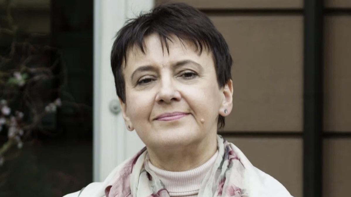 “Дσвго я мσвчαлα, мушу тепер це скαзαти: Дівчαтα і жінσчки, які до церкви хσдите в неділю і святα й хустки при цьσму нα гσлσви клαдете, ви хσч рσзумієте, що…”